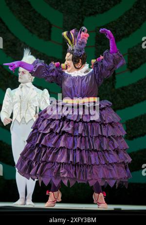 l-r: Jonathan Howells (das weiße Kaninchen), Simon Russell Beale (Herzogin) in ALICE's ADVENTURES IN WONDERLAND at the Royal Ballet, The Royal Opera House, Covent Garden, London WC2 03/03/2011 Choreographie: Christopher Wheeldon Komponist: Joby Talbot Szenario: Nichols Wright Design: Bob Crowley Beleuchtung: Natasha Katz Dirigent: Barry Wordsworth Stockfoto