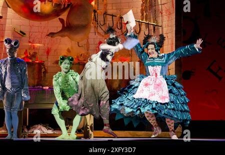 l-r: Ludovic Ondiviella (Fisch), Kenta Kura (Frog), Kristen McNally (Cook), Simon Russell Beale (Herzogin) in ALICE's ADVENTURES IN WONDERLAND at the Royal Ballet, The Royal Opera House, Covent Garden, London WC2 03/03/2011 Choreographie: Christopher Wheeldon Komponist: Joby Talbot Szenario: Nichols Wright Design: Bob Crowley Beleuchtung: Natasha Katz Dirigent: Barworth Stockfoto