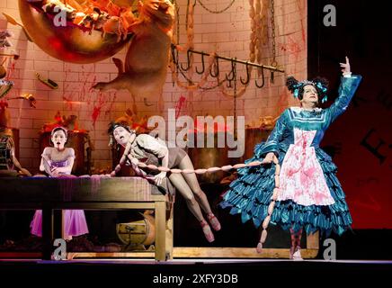 l-r: (Hinten) Sarah Lamb (Alice), Kristen McNally (Cook), Simon Russell Beale (Herzogin) in ALICE's ADVENTURES IN WONDERLAND at the Royal Ballet, The Royal Opera House, Covent Garden, London WC2 03/03/2011 Choreographie: Christopher Wheeldon Komponist: Joby Talbot Szenario: Nichols Wright Design: Bob Crowley Beleuchtung: Natasha Katz Dirigent: Barry Wordsworth Stockfoto