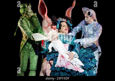 l-r: Kenta Kura (Frog), Simon Russell Beale (Herzogin), Ludovic Ondiviella (Fisch) in ALICE's ADVENTURES IN WONDERLAND at the Royal Ballet, The Royal Opera House, Covent Garden, London WC2 03/03/2011 Choreographie: Christopher Wheeldon Komponist: Joby Talbot Szenario: Nichols Wright Design: Bob Crowley Beleuchtung: Natasha Katz Dirigent: Barry Wordsworth Stockfoto