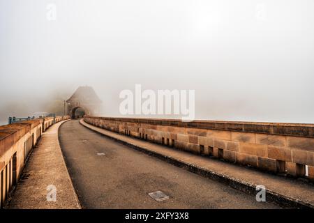 Der Ederdamm am Edersee an einem nebeligen Morgen im Sommer. Bezirk Waldeck-Frankenberg, Hessen, Deutschland. Stockfoto