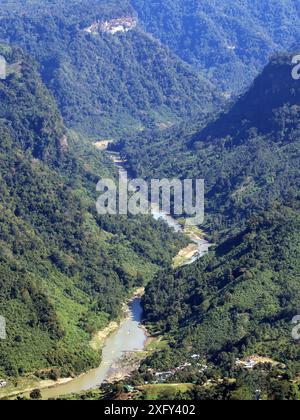 Foto des Flusses sangu von oben. Dieses Foto wurde von Thanchi, Bandarban, Bangladesch gemacht. Stockfoto