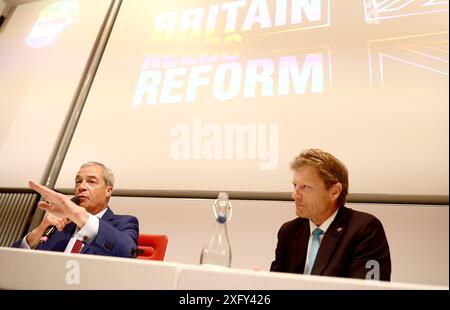 Reform UK Leader und Abgeordneter für Clacton, Nigel Farage (links) und Reform UK Vorsitzender und Abgeordneter für Boston und Skegness, Richard Tice, während einer Pressekonferenz in Westminster, Zentral-London. Bilddatum: Freitag, 5. Juli 2024. Stockfoto