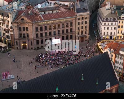 Luftaufnahme der Menschenmenge auf dem Rigaer Stadtplatz mit Großbilddisplay Stockfoto