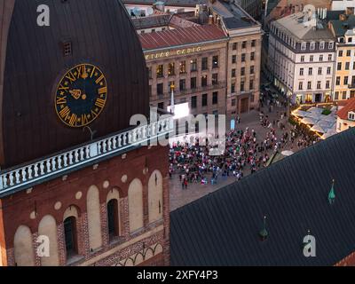 Blick aus der Vogelperspektive auf die Rigaer Kathedrale und die Menschenmenge in Riga, Lettland Stockfoto