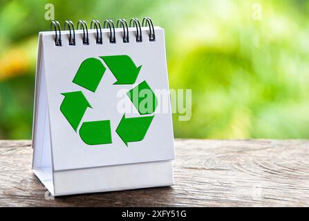 Recycling-Symbol auf mit Notizblock mit unscharfem Hintergrund. Recycling-Konzept. Stockfoto