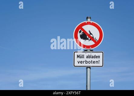 Deutschland, Bayern, Oberbayern, Recycling, Schild neben Flaschenbanken, „kein Dumping“ Stockfoto