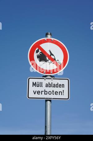 Deutschland, Bayern, Oberbayern, Recycling, Schild neben Flaschenbanken, „kein Dumping“ Stockfoto