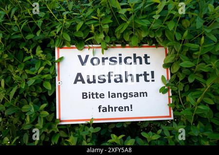 Deutschland, Bayern, Oberbayern, Wohngebiet, Schild, Vorsicht Ausfahrt, bitte langsam fahren! Stockfoto