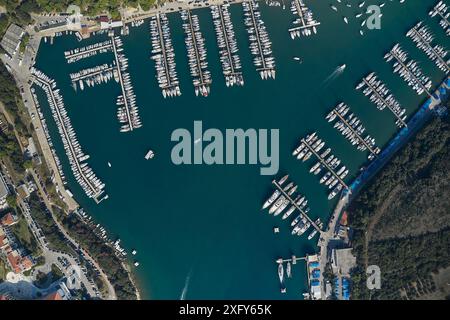 Pula Croatia Aerial View, Docks mit Segelschiffen Stockfoto