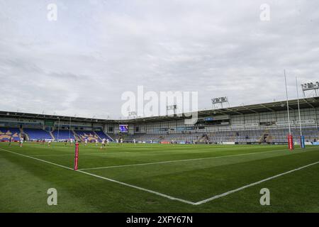 Warrington, Großbritannien. Juli 2024. Ein allgemeiner Blick ins Innere des Halliwell Jones Stadions, Heimstadion der Warrington Wolves vor dem Spiel Warrington Wolves vs Huddersfield Giants im Halliwell Jones Stadium, Warrington, Vereinigtes Königreich, 5. Juli 2024 (Foto: Gareth Evans/News Images) in Warrington, Vereinigtes Königreich am 5. Juli 2024. (Foto: Gareth Evans/News Images/SIPA USA) Credit: SIPA USA/Alamy Live News Stockfoto