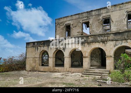 Harrismith großes Haus, Fassade. Gebaut 1920er Jahre, vom Plantagenbesitzer. Haus am Meer, und jetzt ein heruntergekommenes Hotel. Schmugglerspucke. St. Phillips, Barbados. Stockfoto