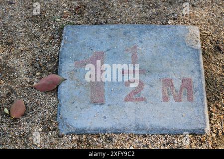 Anderthalb Meter Steinschild 1/2 Stockfoto