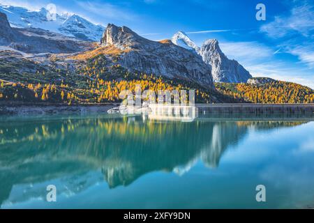 Der künstliche See am Fedaia-Pass mit Staumauer, hinter der Marmolada und dem Gran Vernel, Gemeinde Canazei, Fassa-Tal, Dolomiten, Trient, Trentino, Italien Stockfoto