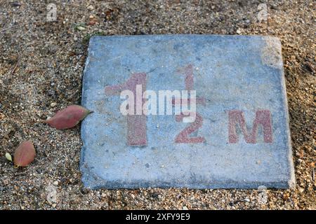 Anderthalb Meter Steinschild 1/2 Stockfoto