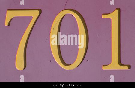 701 siebenhundertundeine gelbe Zahl auf rotem Schild Stockfoto