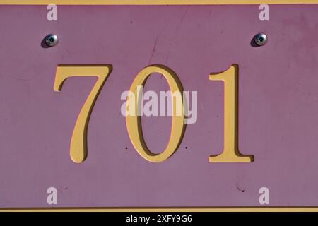 701 siebenhundertundeine gelbe Zahl auf rotem Schild Stockfoto