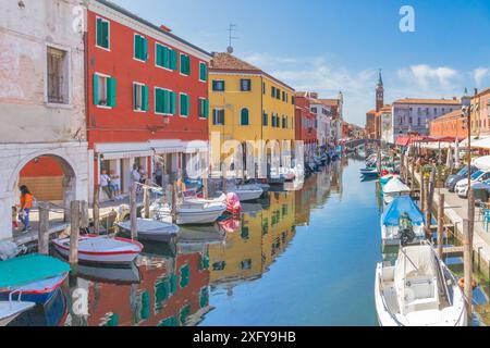 Die vielfarbigen Fassaden der Gebäude an der Canal Vena und viele af vertäute Boote, Chioggia, Stadt der Metropolstadt Venedig, Veneto, Italien Stockfoto