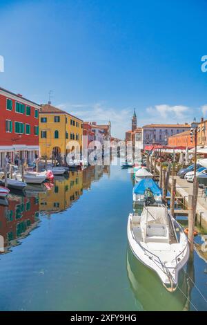 Die vielfarbigen Fassaden der Gebäude an der Canal Vena und viele af vertäute Boote, Chioggia, Stadt der Metropolstadt Venedig, Veneto, Italien Stockfoto