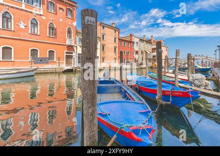 Die Kanalvene mit verankerten Booten, Chioggia, Gemeinde der Metropolstadt Venedig, Veneto, Italien Stockfoto