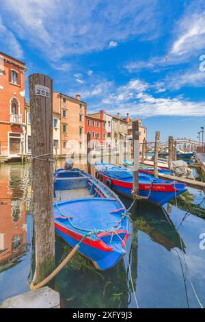 Die Kanalvene mit verankerten Booten, Chioggia, Gemeinde der Metropolstadt Venedig, Veneto, Italien Stockfoto