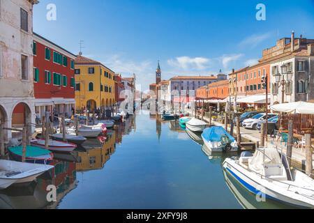 Die vielfarbigen Fassaden der Gebäude an der Canal Vena und viele af vertäute Boote, Chioggia, Stadt der Metropolstadt Venedig, Veneto, Italien Stockfoto