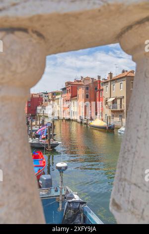 Die mehrfarbigen Fassaden der Gebäude an der Canal Vena, Chioggia, Stadt der Metropolstadt Venedig, Veneto, Italien Stockfoto