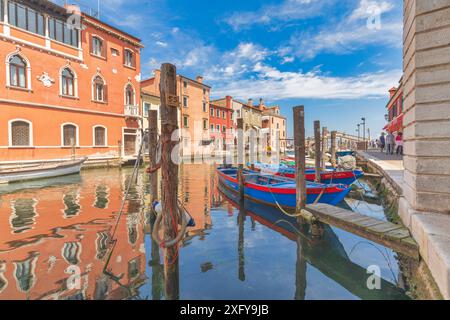 Die Kanalvene mit verankerten Booten, Chioggia, Gemeinde der Metropolstadt Venedig, Veneto, Italien Stockfoto