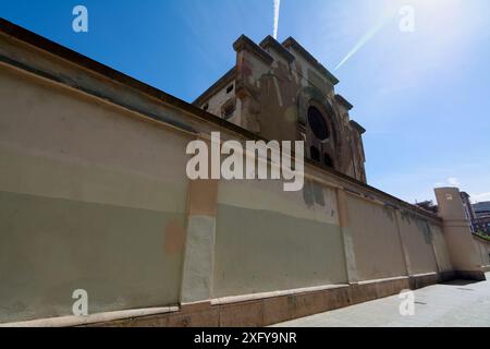 Barcelona, SPANIEN - 5. JULI 2024: Modell der Gefängnisaußenwand in Barcelona. Mit seiner Steinfassade und einem markanten bogenförmigen Fenster. Ideal für Projekte in Rela Stockfoto