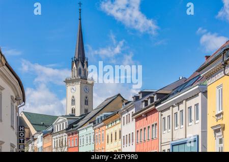 Die Hauptstraße der Villacher Altstadt mit den bunten Gebäuden und dem Glockenturm der Pfarrkirche St. Jakob, Villach, Kärnten, Österreich Stockfoto