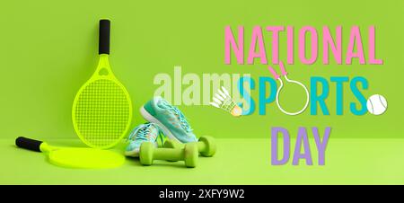 Tennisschläger, Kurzhanteln und Schuhe auf grünem Hintergrund. Banner für den nationalen Sporttag Stockfoto