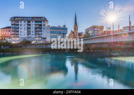 Moderne Gebäude sind die Pfarrkirche St. Nikolai in Villach, Kärnten, Österreich Stockfoto