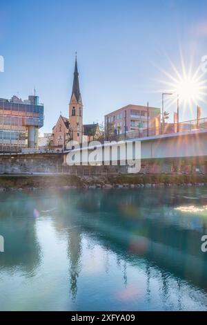 Moderne Gebäude sind die Pfarrkirche St. Nikolai in Villach, Kärnten, Österreich Stockfoto