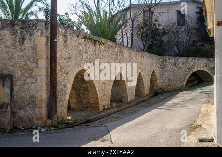 Altes Viadukt in einem Dorf in Nordzypern 2 Stockfoto