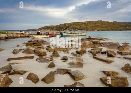 Alte Fischerboote in der Marina von Punta Molentis, Villasimius, Provinz Südsardinien, Sardinien, Italien Stockfoto