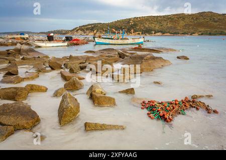 Alte Fischerboote in der Marina von Punta Molentis, Villasimius, Provinz Südsardinien, Sardinien, Italien Stockfoto