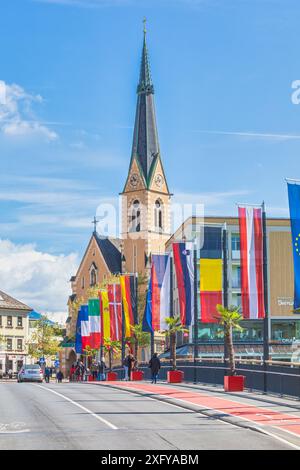 Katholische Pfarrei St. Nikolai / St. Nikolai in Villach, Blick von der Brücke über die Drau, Kärnten, Österreich Stockfoto