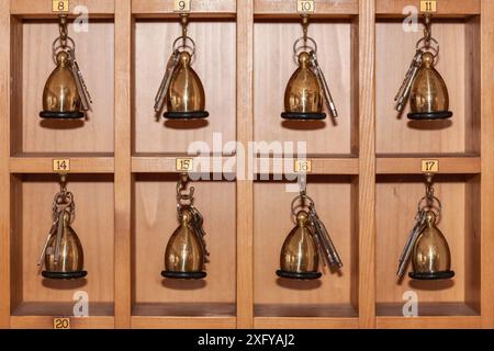 Hotelschlüssel hängen an der Rezeption Stockfoto