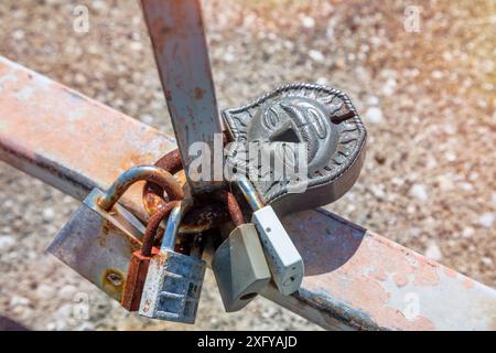 Liebe Vorhängeschlösser auf dem Geländer einer Brücke, Villach, Kärnten, Österreich Stockfoto