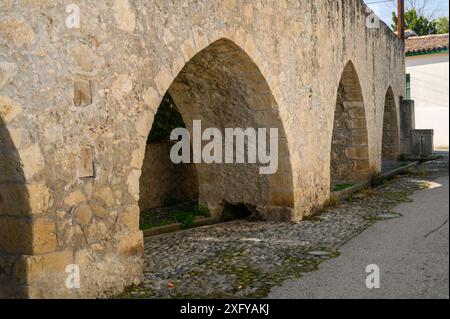 Altes Viadukt in einem Dorf in Nordzypern Stockfoto