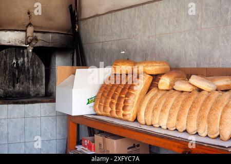 Brotlaibe mit frisch gebackenem Brot in einer alten, traditionellen Bäckerei auf der Insel Therasia, der kleinen Insel direkt neben Santorini, auf den Kykladen, Griechenland. Stockfoto