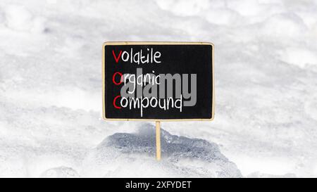 VOC-Symbol für flüchtige organische Verbindungen. Konzeptworte VOC flüchtige organische Verbindung auf schöner gelber Tafel. Schöner Schnee Hintergrund. Unternehmen Stockfoto