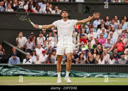 London, Großbritannien. Juli 2024. CARLOS ALCARAZ (ESP) feiert in Wimbledon den Sieg gegen F. Tiafoe (USA). Titelverteidiger Alcaraz vermeidete einen überraschenden Ausstieg in Wimbledon, indem er den amerikanischen Iafoe in einem Thriller mit fünf Sätzen abhielt. Der Spanier gewann ein intensives Spiel mit 5-7 6-2 4-6 7-6 (7:2) mit 6:2. (Kreditbild: © Mathias Schulz/ZUMA Press Wire) NUR REDAKTIONELLE VERWENDUNG! Nicht für kommerzielle ZWECKE! Stockfoto
