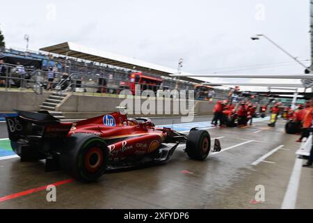 Silverstone Circuit, Northamptonshire, Großbritannien. Juli 2024. Formel 1 2024 Qatar Airways britischer F1 Grand Prix; Freier Trainingstag; Carlos Sainz Jr. (55) von Ferrari im Ferrari SF-24 fährt während des zweiten Trainings in die Boxengasse. Credit: Action Plus Sports/Alamy Live News Stockfoto