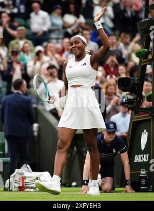Coco Gauff feiert den Sieg über Sonay Kartal (nicht abgebildet) am fünften Tag der Wimbledon Championships 2024 im All England Lawn Tennis and Croquet Club in London. Bilddatum: Freitag, 5. Juli 2024. Stockfoto