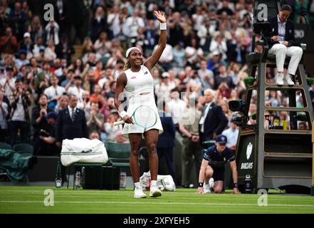 Coco Gauff feiert den Sieg über Sonay Kartal (nicht abgebildet) am fünften Tag der Wimbledon Championships 2024 im All England Lawn Tennis and Croquet Club in London. Bilddatum: Freitag, 5. Juli 2024. Stockfoto