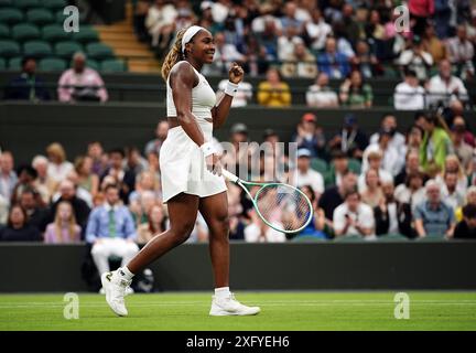 Coco Gauff feiert den Sieg über Sonay Kartal (nicht abgebildet) am fünften Tag der Wimbledon Championships 2024 im All England Lawn Tennis and Croquet Club in London. Bilddatum: Freitag, 5. Juli 2024. Stockfoto
