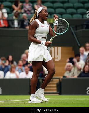 Coco Gauff feiert den Sieg über Sonay Kartal (nicht abgebildet) am fünften Tag der Wimbledon Championships 2024 im All England Lawn Tennis and Croquet Club in London. Bilddatum: Freitag, 5. Juli 2024. Stockfoto