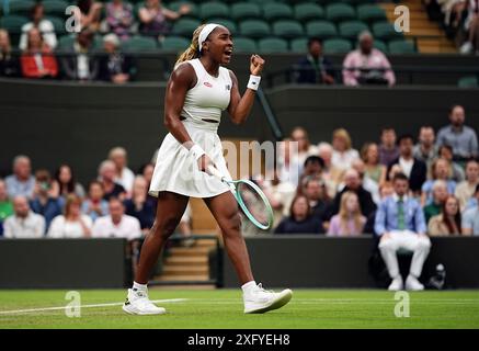 Coco Gauff feiert den Sieg über Sonay Kartal (nicht abgebildet) am fünften Tag der Wimbledon Championships 2024 im All England Lawn Tennis and Croquet Club in London. Bilddatum: Freitag, 5. Juli 2024. Stockfoto