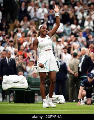Coco Gauff feiert den Sieg über Sonay Kartal (nicht abgebildet) am fünften Tag der Wimbledon Championships 2024 im All England Lawn Tennis and Croquet Club in London. Bilddatum: Freitag, 5. Juli 2024. Stockfoto